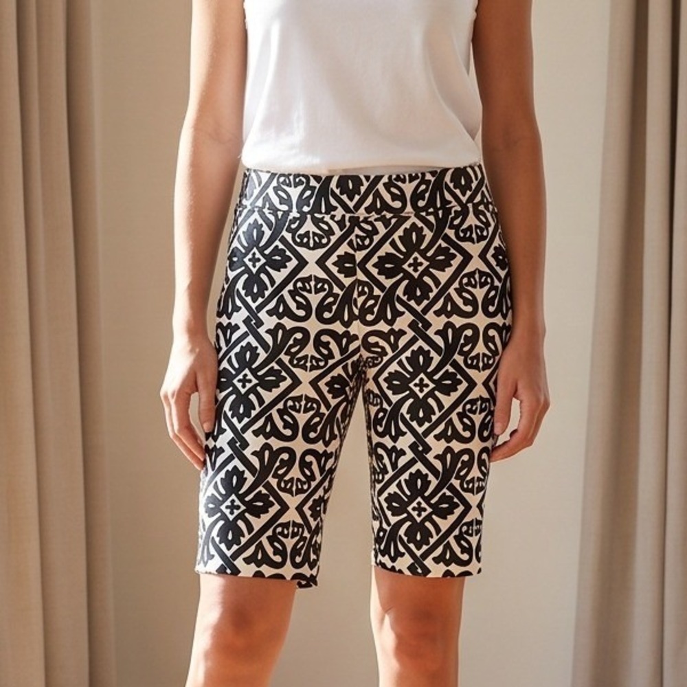 Chico's So Slimming 2.5P Black White Damask Print Cut Off Bermuda Shorts